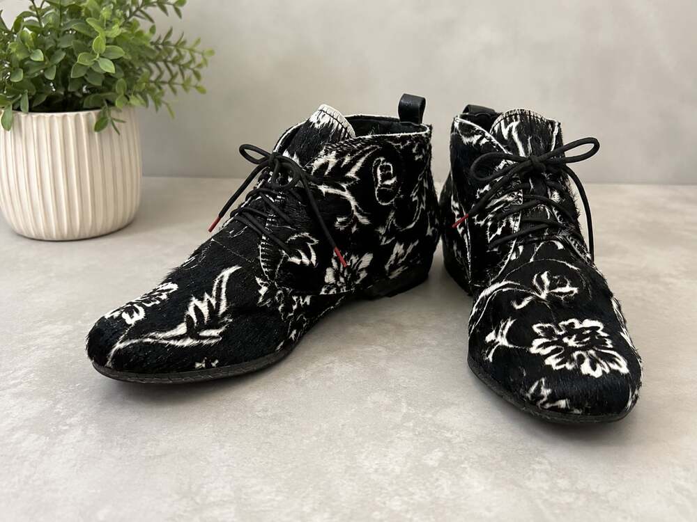 Think! Black White Floral Pony Hair Leather Ankle Boots Shoes size 9